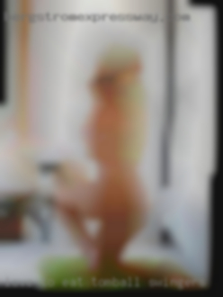 Love to eat Tomball swingers some nice juicy pussy mmmm.
